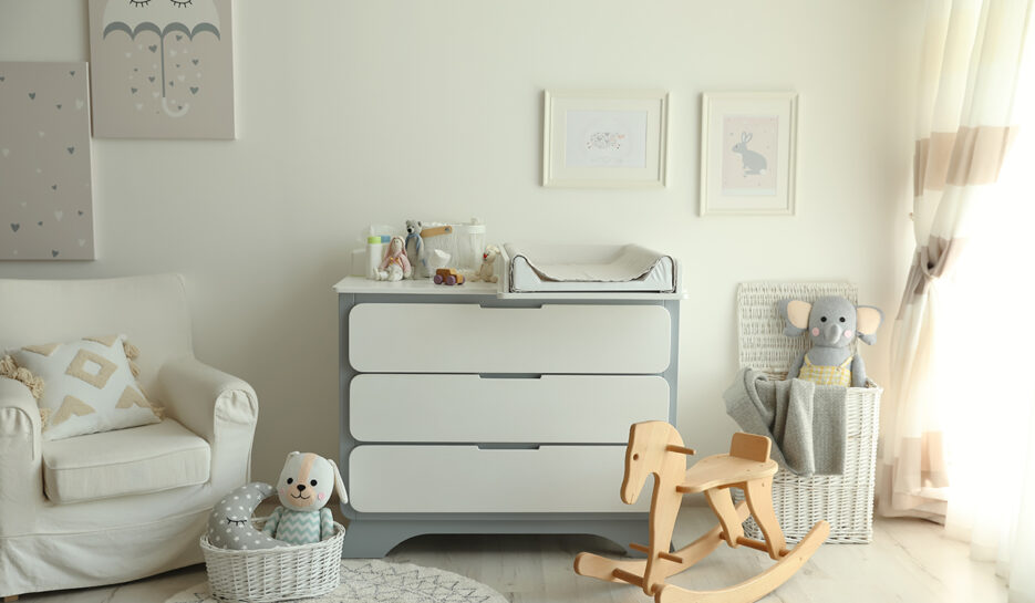 Chest of drawers store for baby room