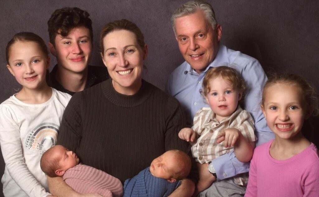 Professional shot of Jana Pittam, husband Paul Garwards and all the kids including newborn twins