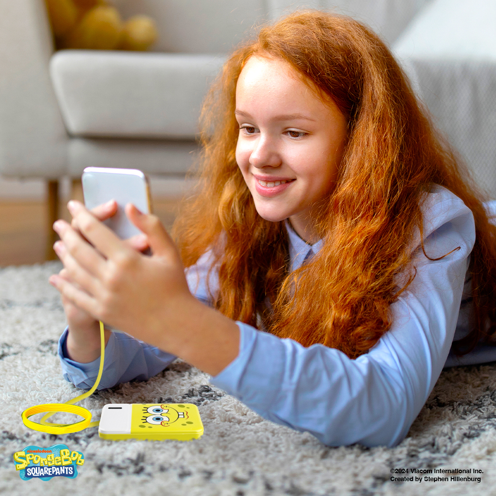 Image of red haired girl using a Spongebob Squarepants 5000mAh Powerbank 